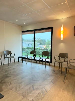 la salle d'attente de la clinique dentaire Pôle 89 à St Aubin de Médoc, limitrophe St Médard en Jalles, Bordeaux métropole