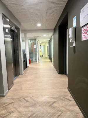 Clinique dentaire Pôle 89 Saint Aubin de Médoc vous accueille au premier étage accessible avec un ascenseur