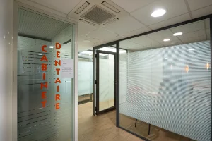 Accès aux salles de soins et aux bureaux de la clinique dentaire Pôle 89 - St-Aubin de Médoc, Bordeaux