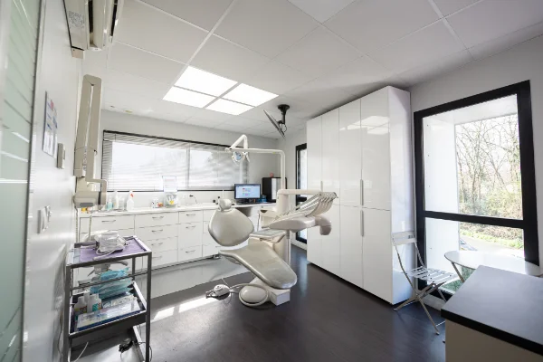 Clinique dentaire Pôle 89 - La salle de soin « blanche »