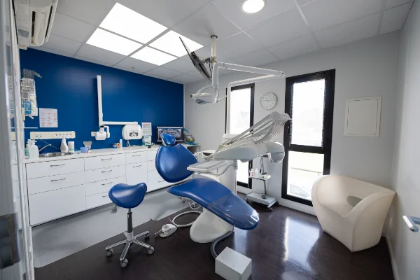 Clinique dentaire Pôle 89 - La salle de soin « bleue »